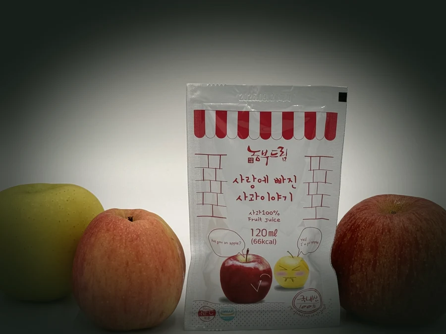 농부드림 사과즙 파우치와 청송 사과 — 실제 제품 사진